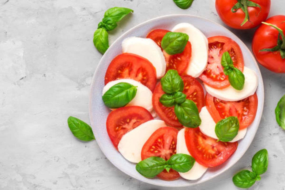 Delícia mediterrânea: descubra a receita autêntica da salada caprese e transporte-se para a Itália no almoço