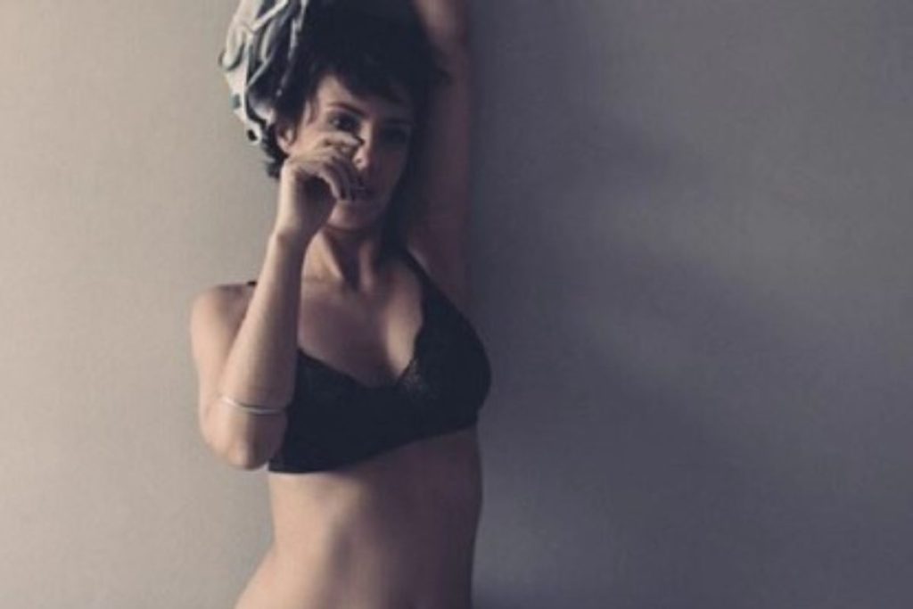 Andréia Horta audaciosa e provocante; atriz fica mais solta